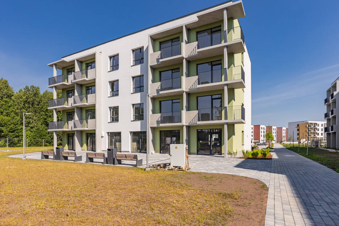 Četru stāvu dzīvojamā ēka ar balkoniem