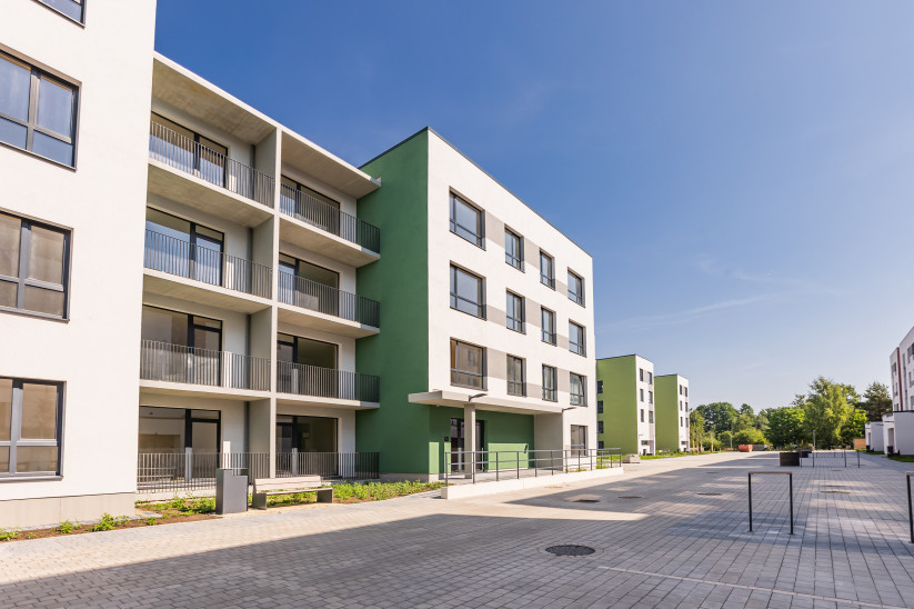 Modernas daudzdzīvokļu ēkas ar plašiem balkoniem