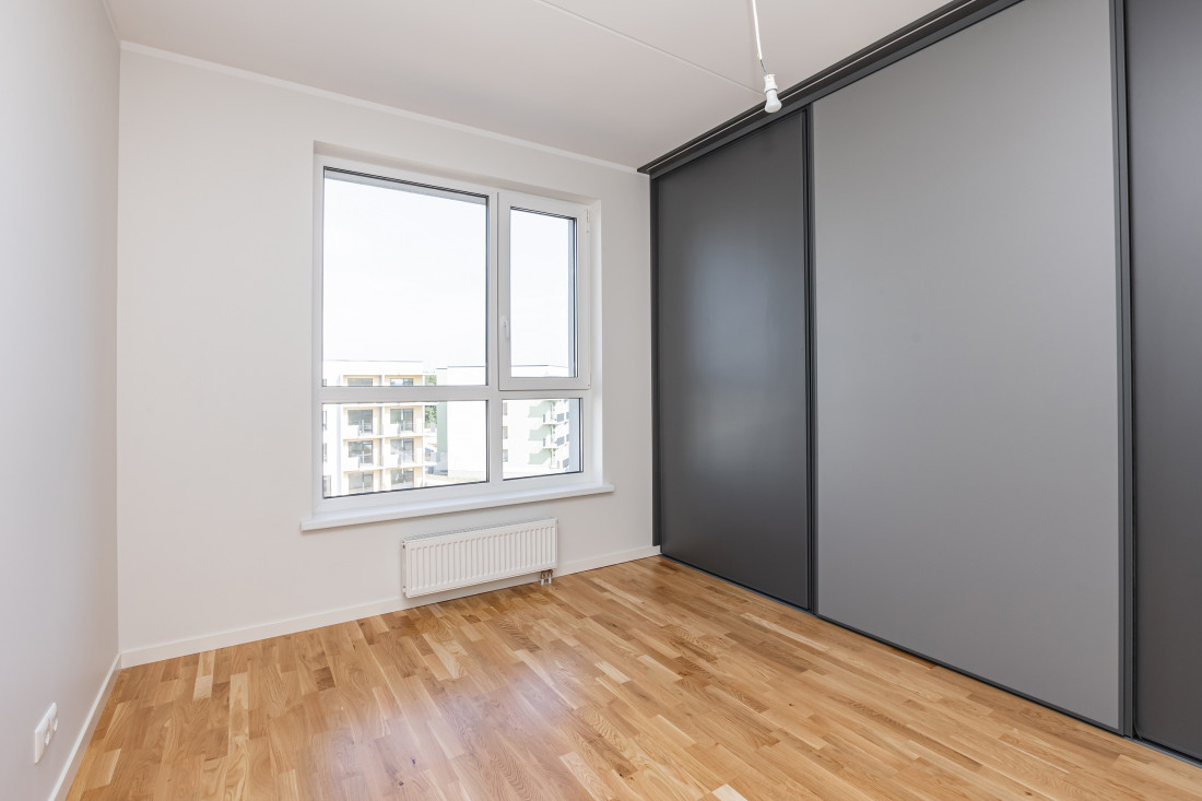 Gaiša istaba ar skatu uz pagalmu