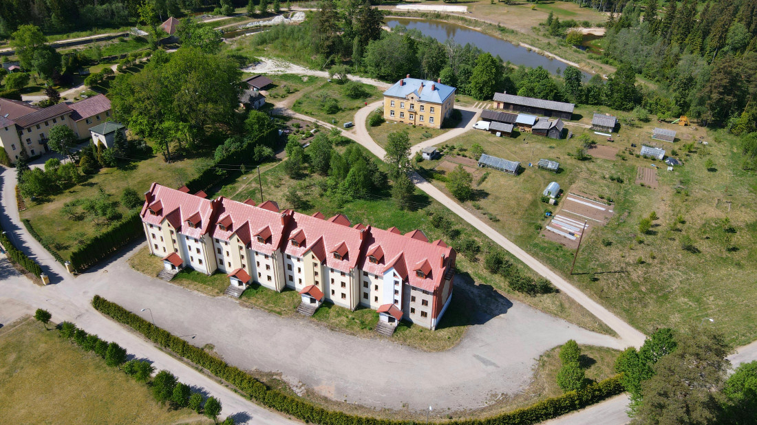 Pārdod māju, skats no augšas