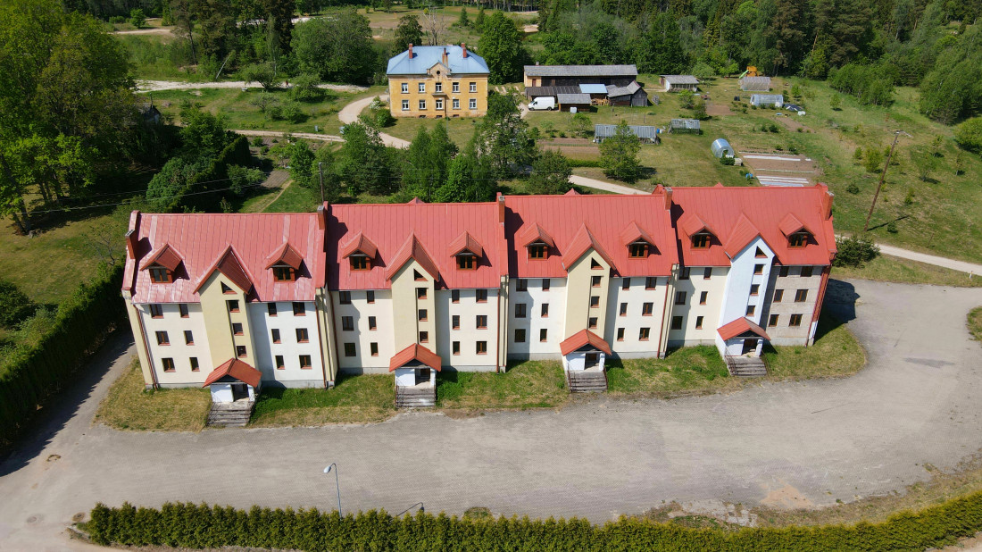 Pārdod māju, skats no augšas