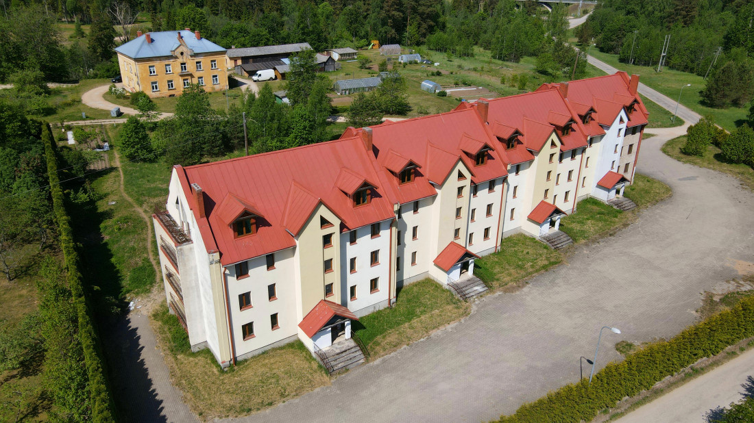 Pārdod māju, skats no augšas