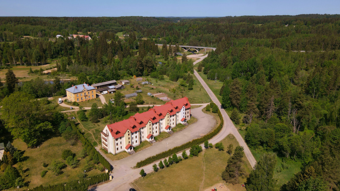 Pārdod māju, skats no augšas un apkārtne