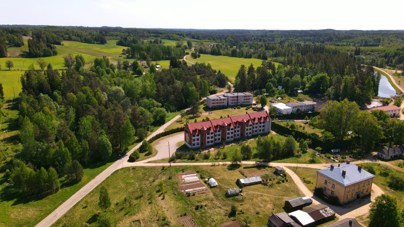 Pārdod māju, apkārtne