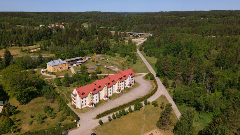 Pārdod māju, skats no augšas un apkārtne