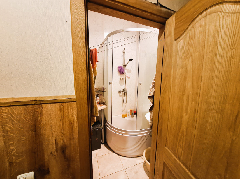 Bathroom with a shower cabin.