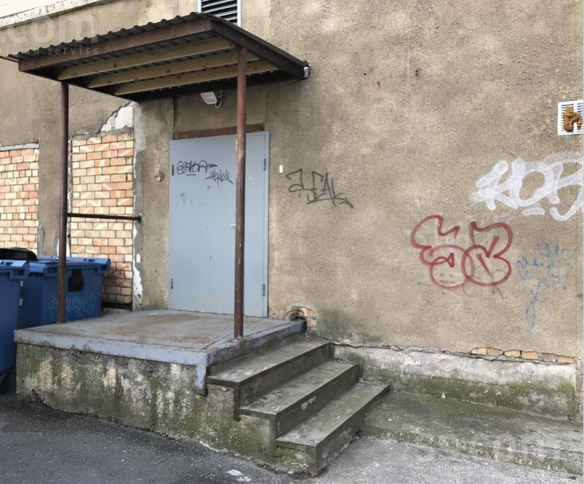 Пандус для доставки и железная дверь со двора