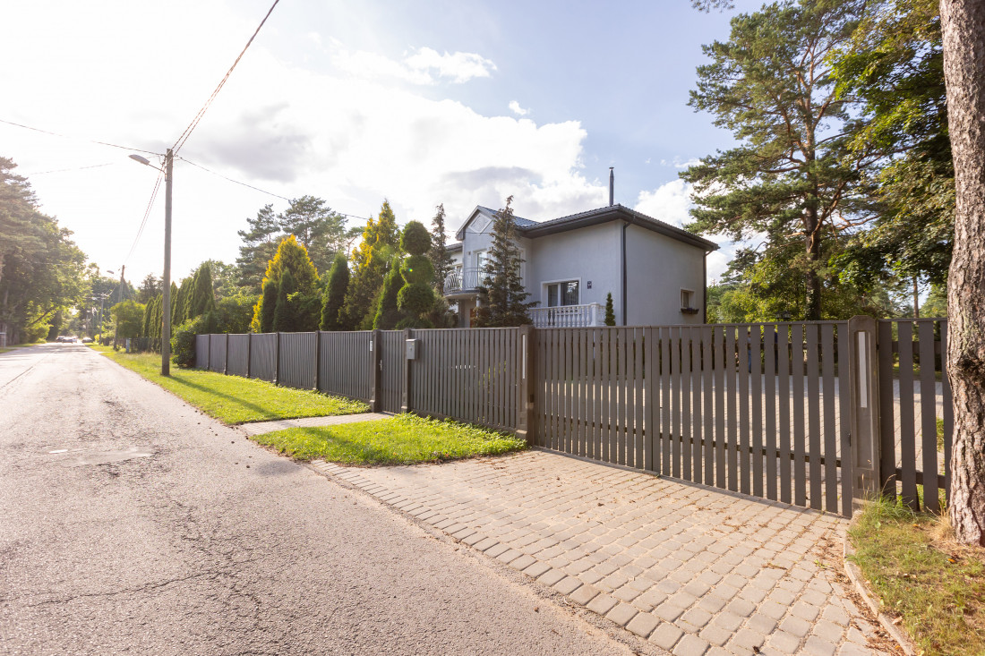 Mājas ieeja ar skaisti iekārtotu pagalmu.