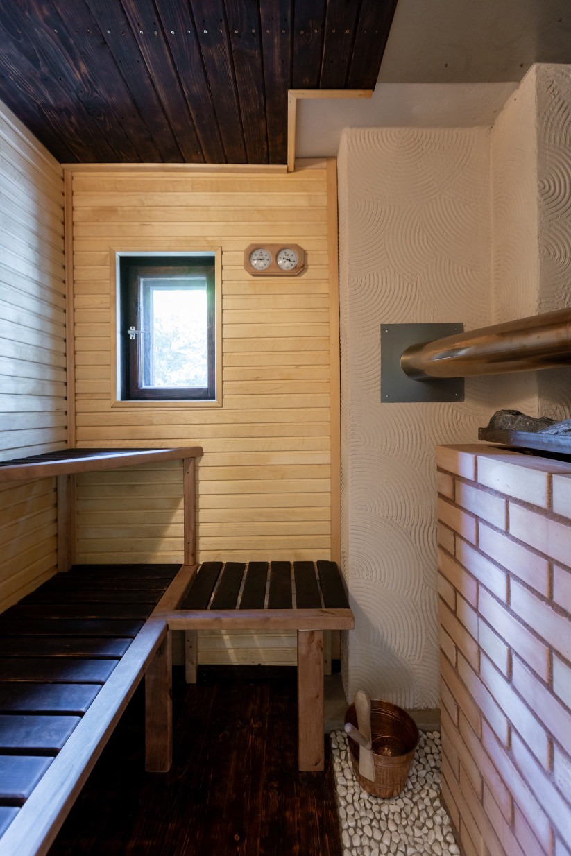 Sauna ar koka soliņiem un logu.