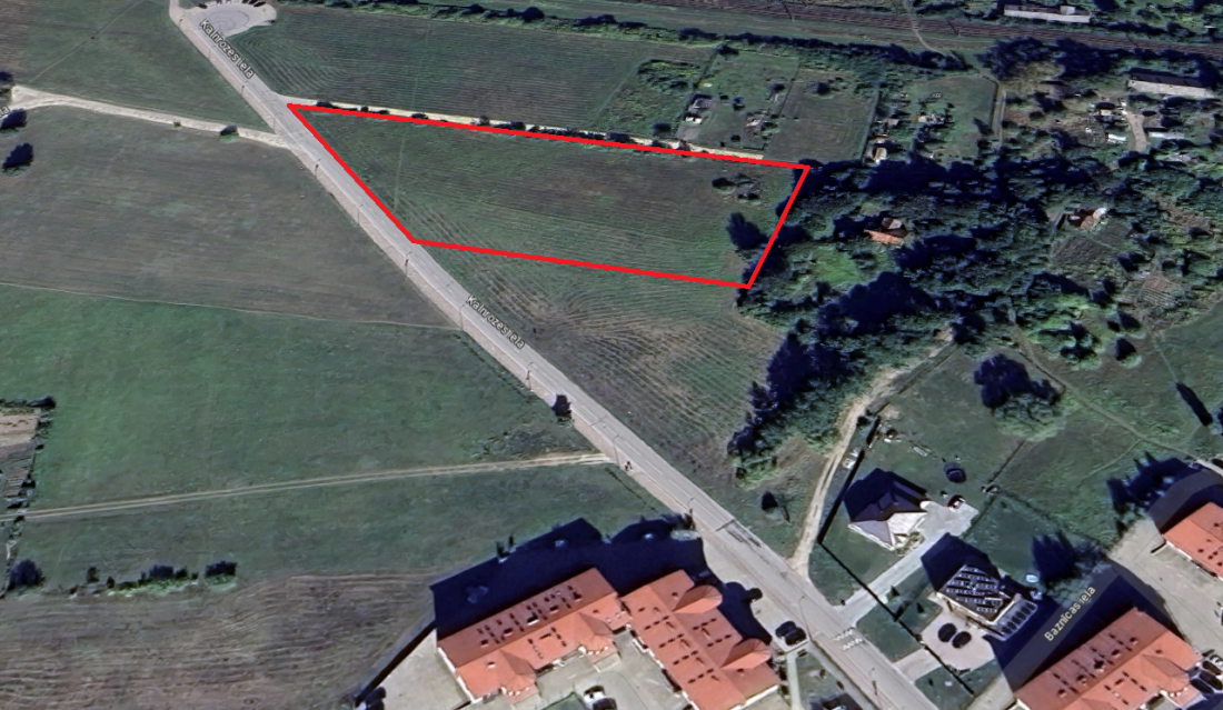 Zemes gabals ar sarkanu robežu, no putna lidojuma.