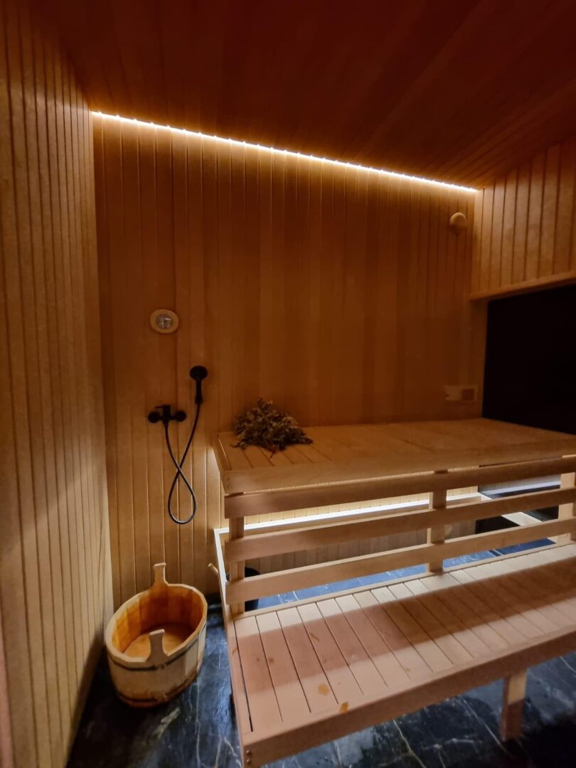 Sauna ar koka interjeru un apgaismojumu.