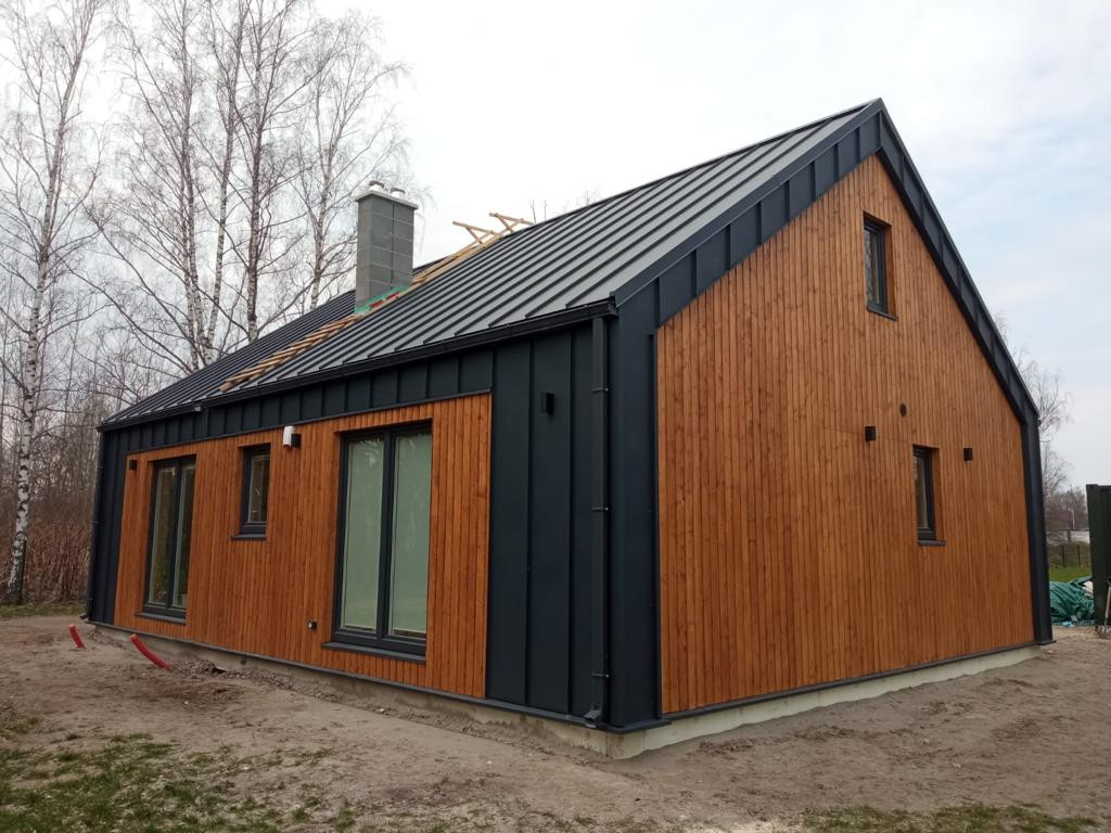 Māja ar koka un metāla apdari.