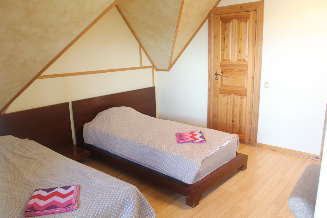 Twin bedroom with wooden elements.