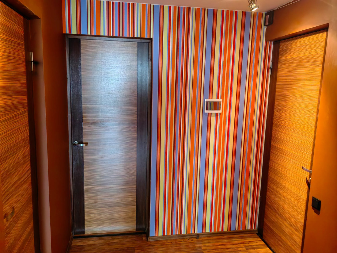Bright and colourful anteroom with doors to 2 utility rooms