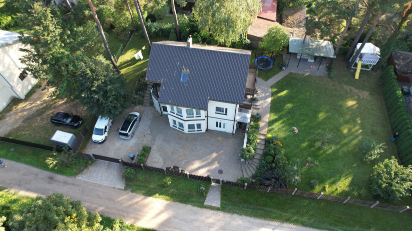 Privātmāja ar plašu pagalmu un mauriņu.