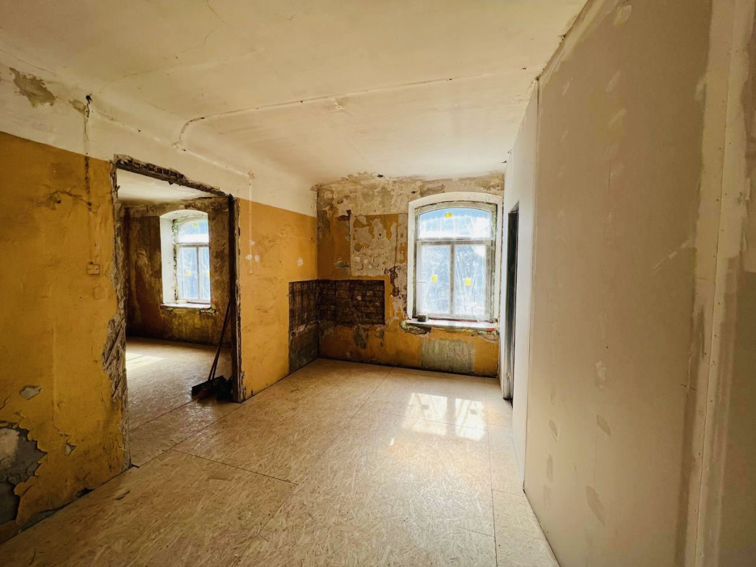 Remonta stadijā esošs gaitenis ar logiem.
