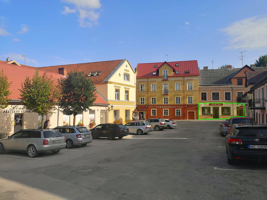 Kandavas centra skats ar stāvlaukumu
