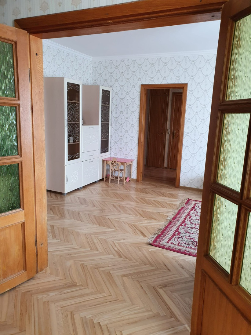 Living room with a white furniture set.