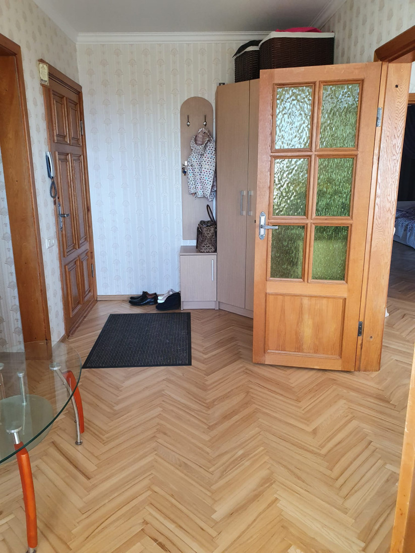 Entrance area with a wardrobe and coat hanger.