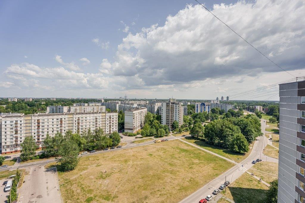 Panorāmas skats uz dzīvojamo rajonu un kokiem.