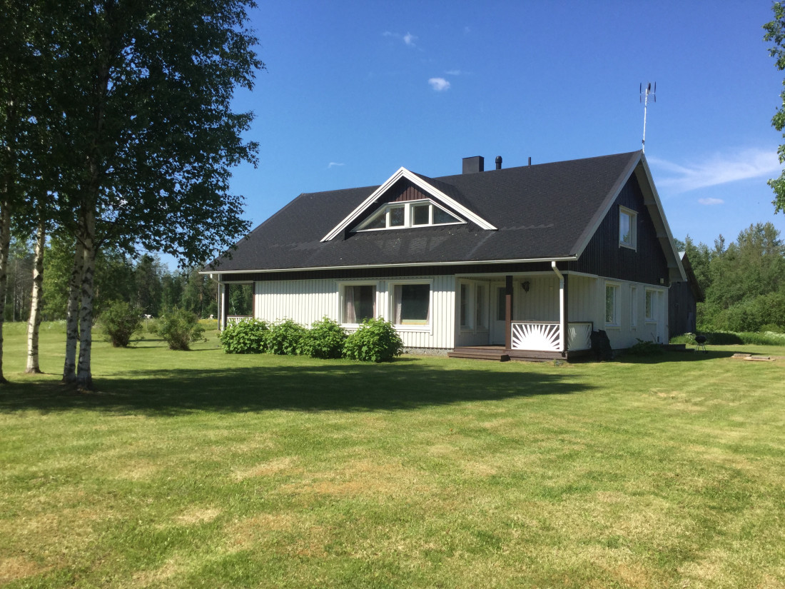 Lauku māja ar terasi un dārzu.