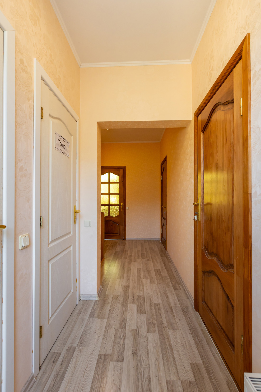 Hallway with door to the toilet.