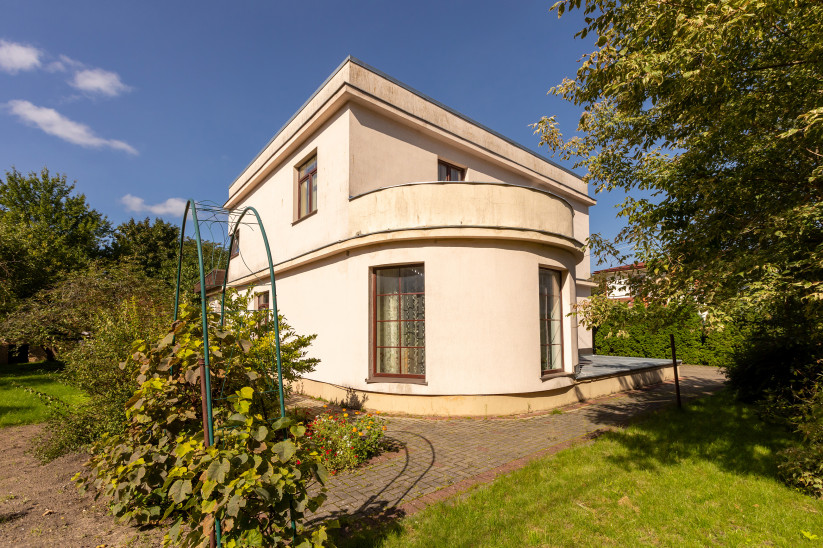 House view with rounded balcony.