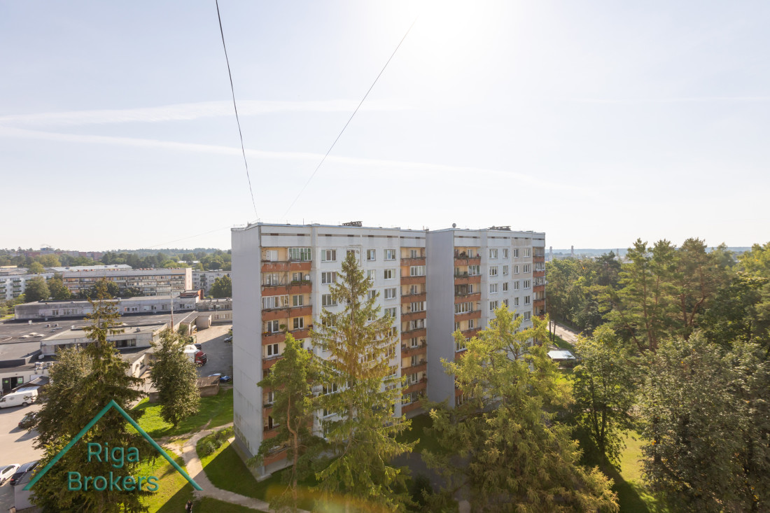 Skats uz apkārtnes ēkām no augšas.