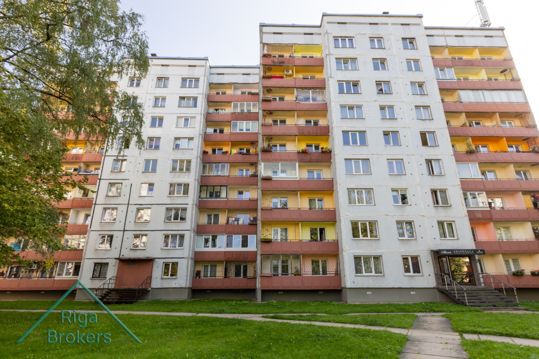 Daudzdzīvokļu ēka ar balkoniem.