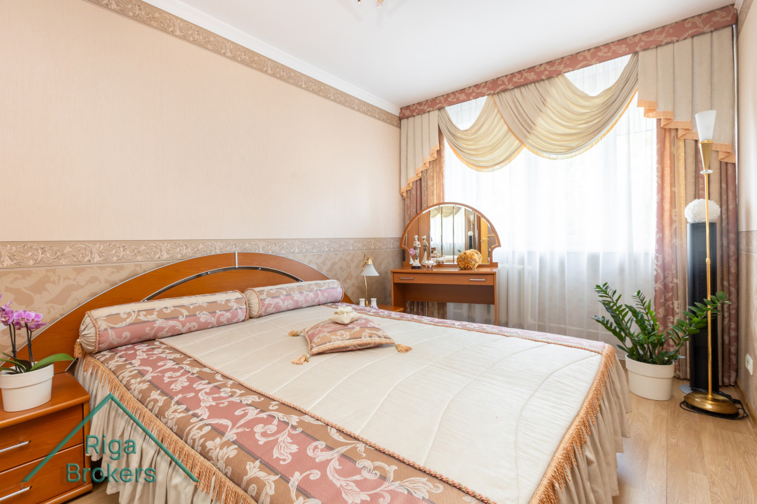 Bedroom with a wide bed and mirrors.