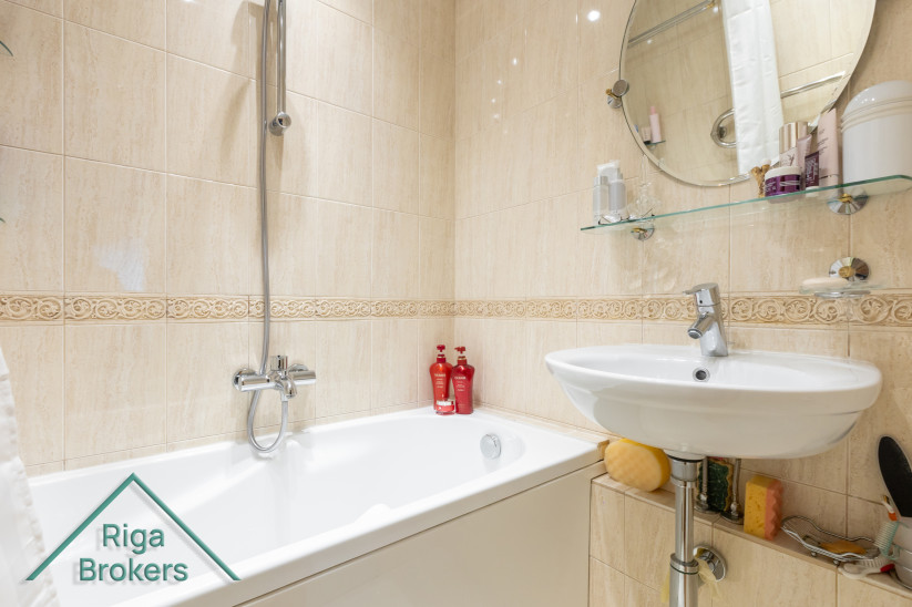 Bathroom with a bathtub and sink.