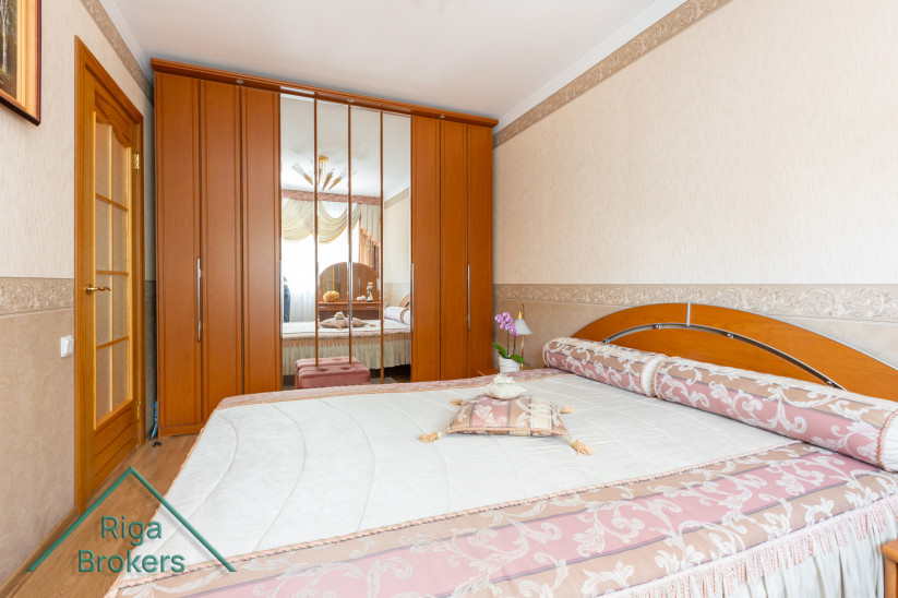 Bedroom with a wardrobe and natural light.