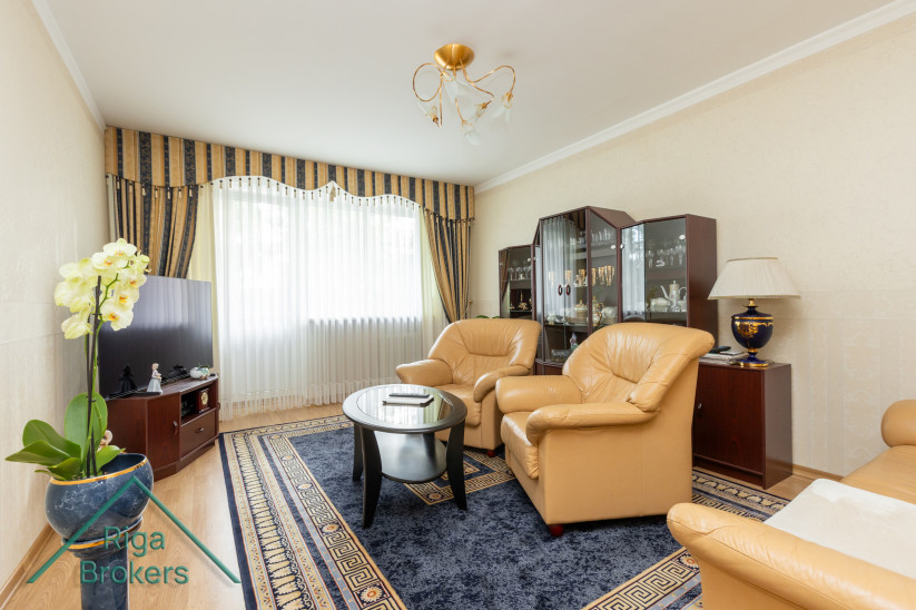 Living room with yellow leather chairs and a display cabinet.