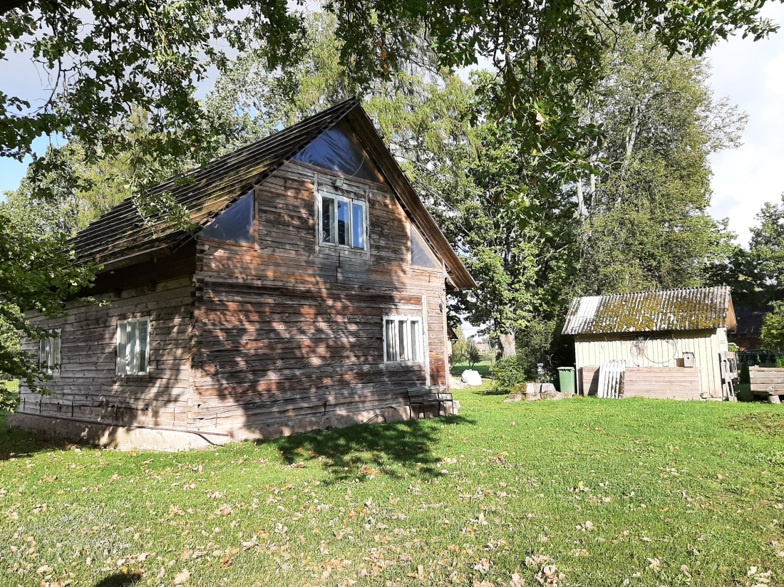Veca koka māja laukos.