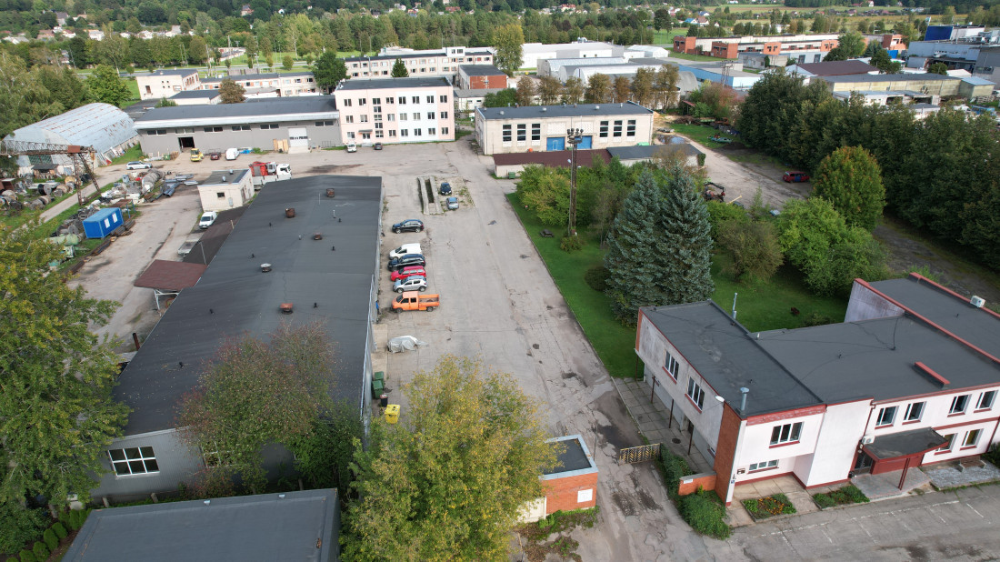 Skats no augšas uz industriālo teritoriju.