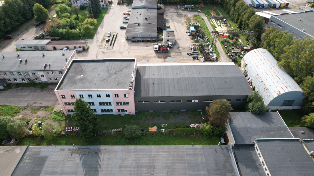 Liela industriāla teritorija ar transportlīdzekļiem.