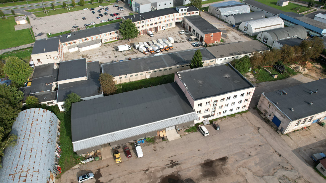 Gaisa skats uz biroju un noliktavu ēkām.