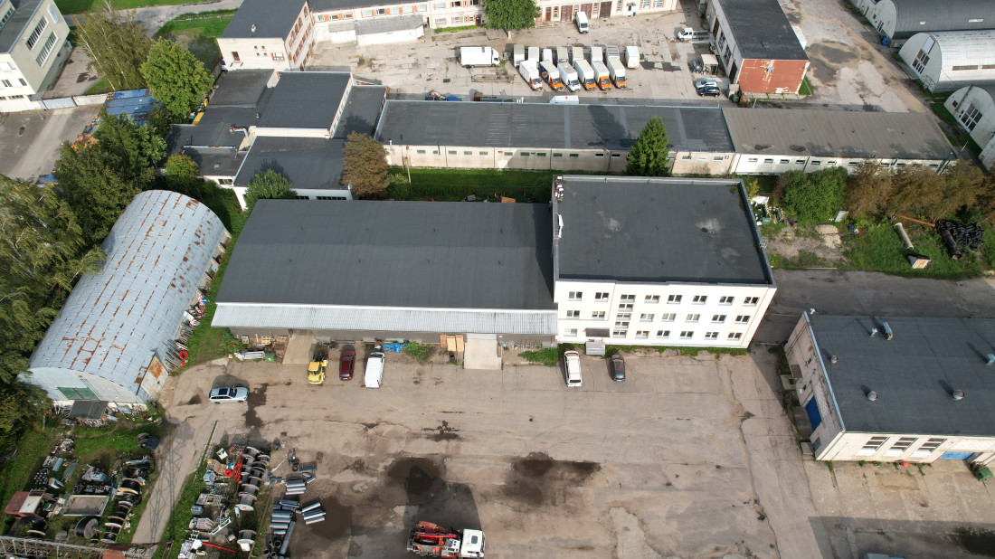 Industriālo ēku komplekss ar tehniku.