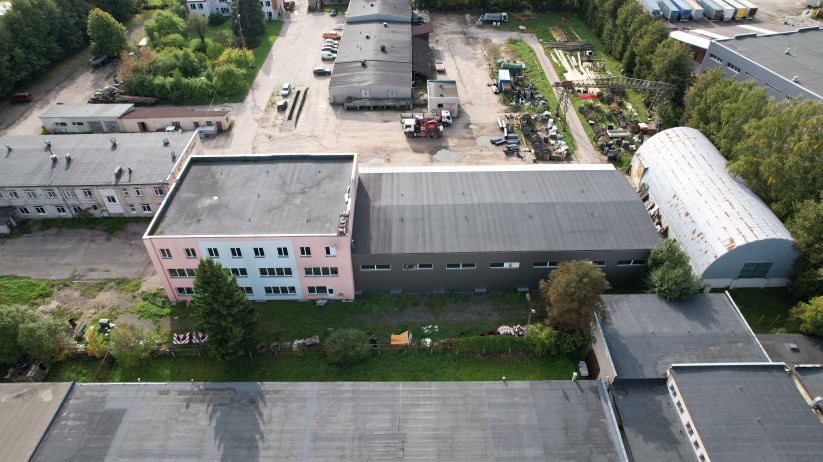 Liela industriāla teritorija ar transportlīdzekļiem.