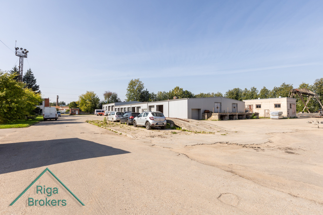 Skats uz industriālām ēkām no augšas.