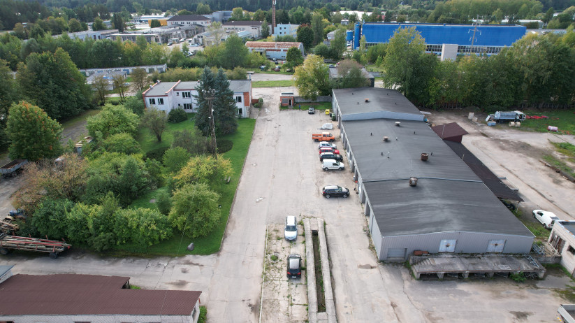 Noliktavas un darbnīcu komplekss industriālajā teritorijā.