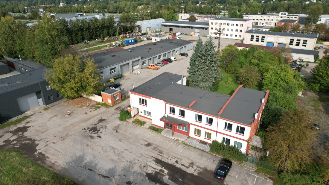 Biroja ēkai ir plakans bitumena jumts