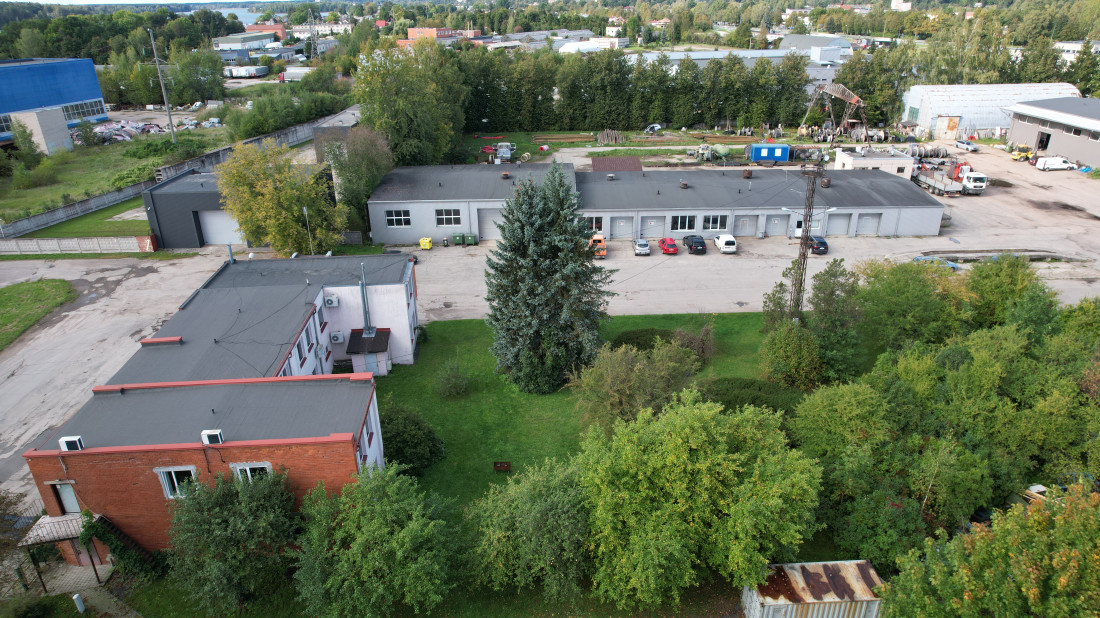 Aiz mājas ir zaļā zona