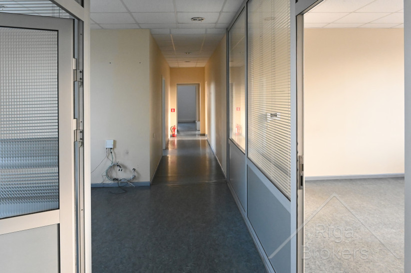 Garš gaitenis nodrošina pieeju vairākām telpām birojā