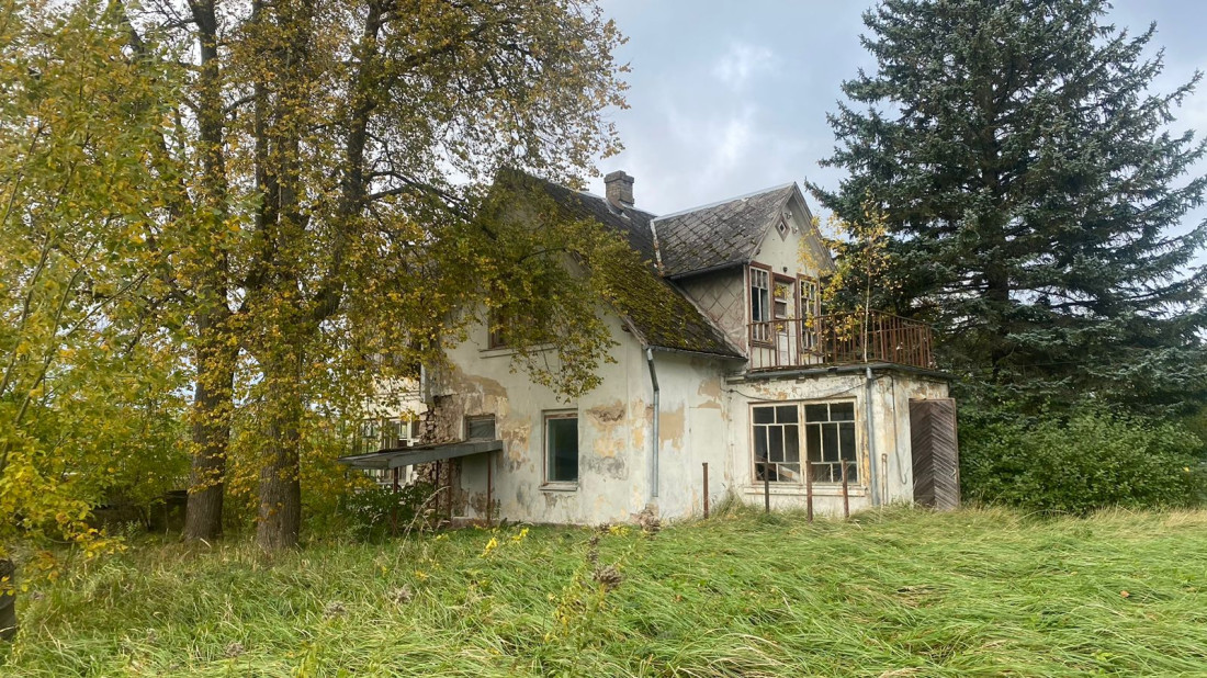 Pamesta māja ar nokritušām sienām.