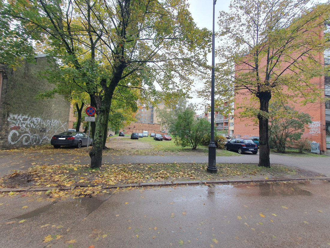 Skats uz stāvlaukumu no ielas puses.