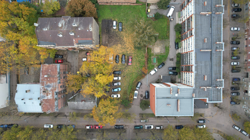 Apkārtnes skats no augšas ar mājām.