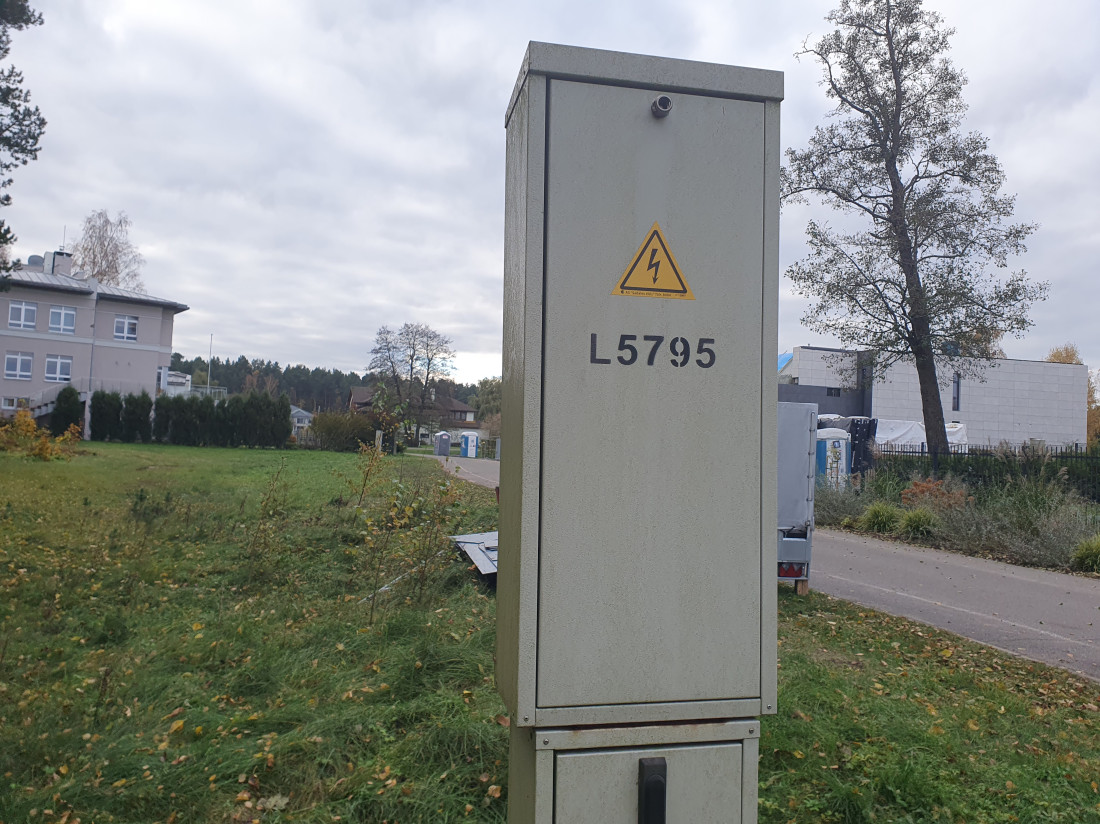 Brīdinājuma zīme uz elektrības skapja.