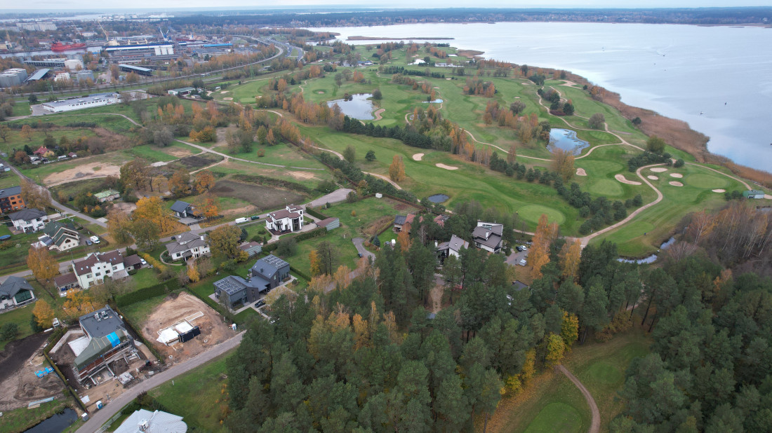Skats uz privātmāju rajonu pie golfa laukuma.