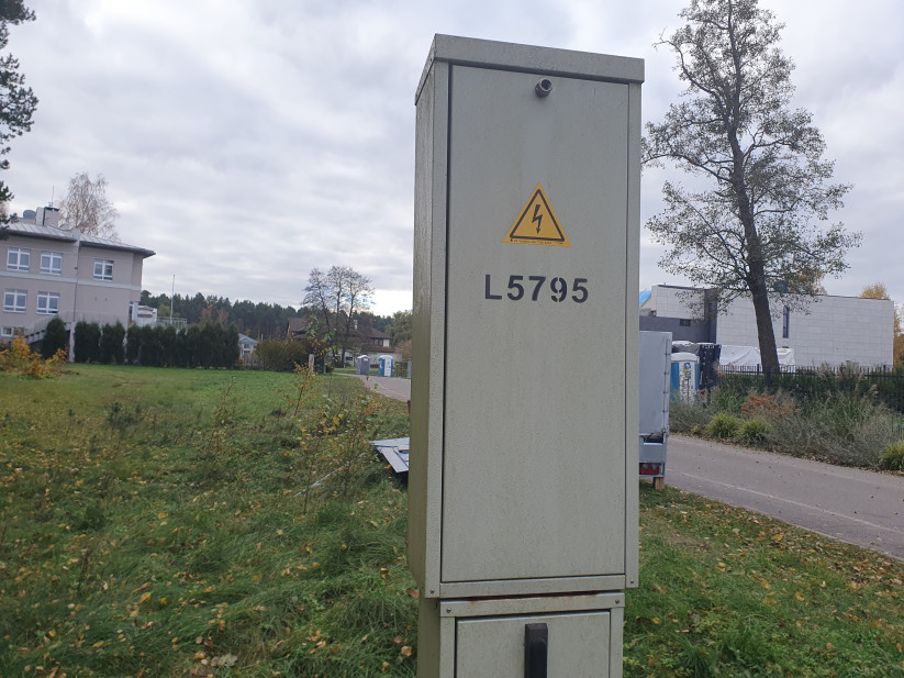 Brīdinājuma zīme uz elektrības skapja.